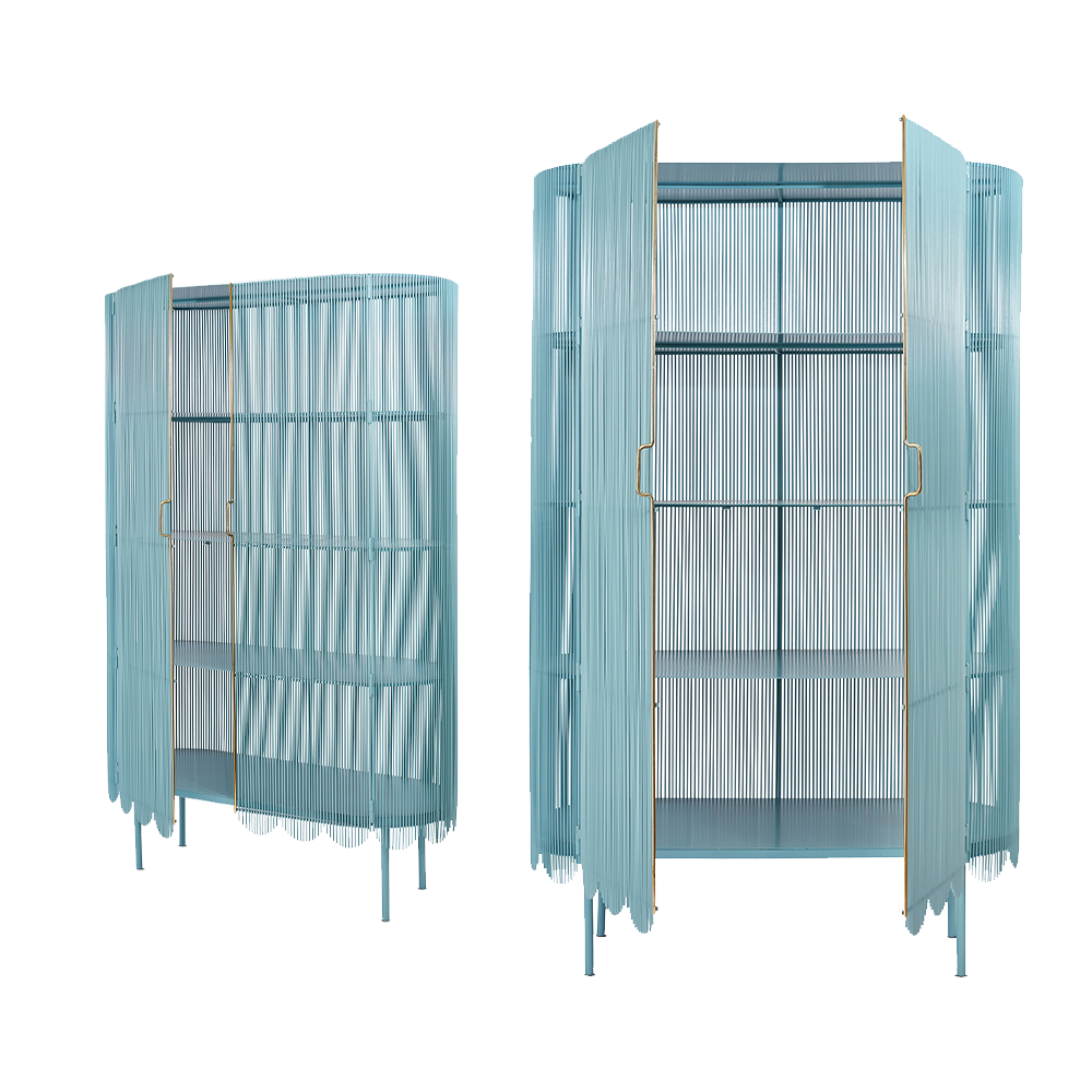 Strings Cabinet Blue, ein hoher Stahlschrank in Blau mit von Spitzen inspirierten Kanten und goldenen Griffen.