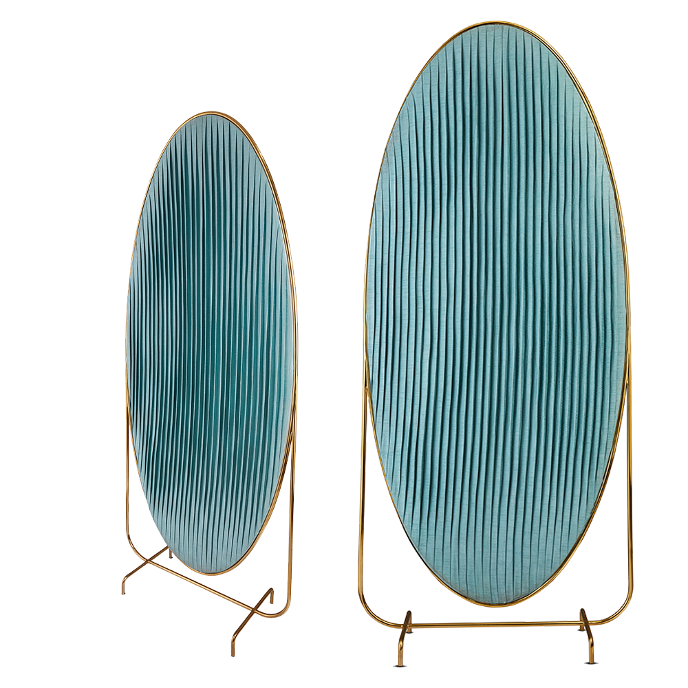 88 Secrets Screen Blu, ein eleganter goldener Rahmenteiler aus plissierter blauer Seide.