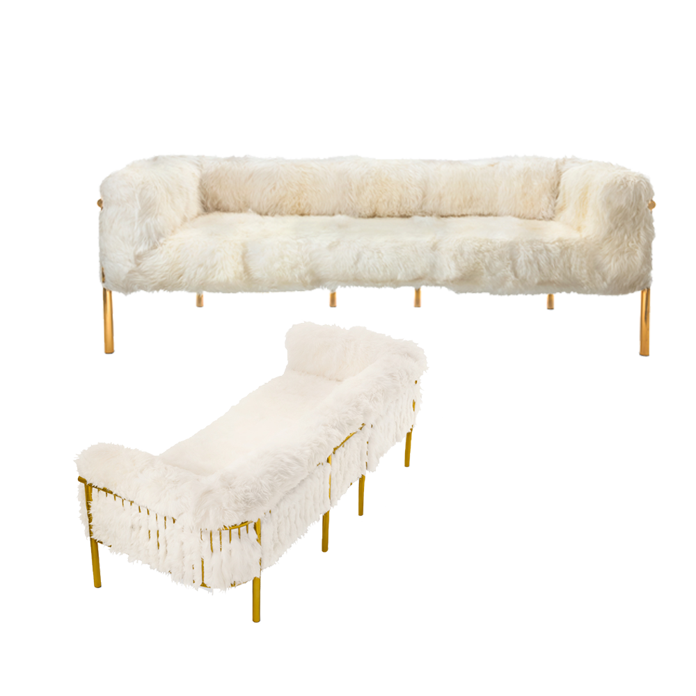 Coronum Dreisitzer-Sofa, ein weißes Lammfellsofa mit goldenen Armlehnen, elegant und plüschig.