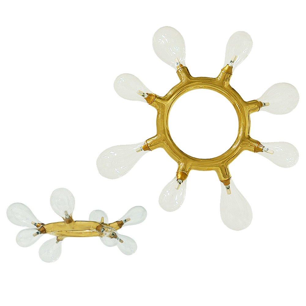 Der achtflammige Kronleuchter mit goldenem Keramikkörper und Glaskugeln