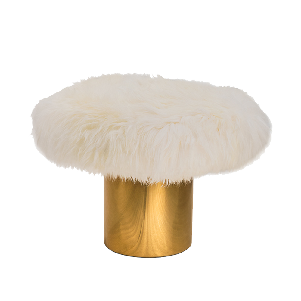 Coronum Coffee Table Large Caped, ein goldener Tisch mit weicher Lammfellplatte, elegant und unverwechselbar.