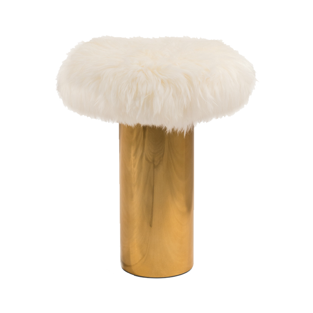 Coronum Coffee Table Small Caped, ein goldener Tisch mit Lammfellplatte, schick und charmant.