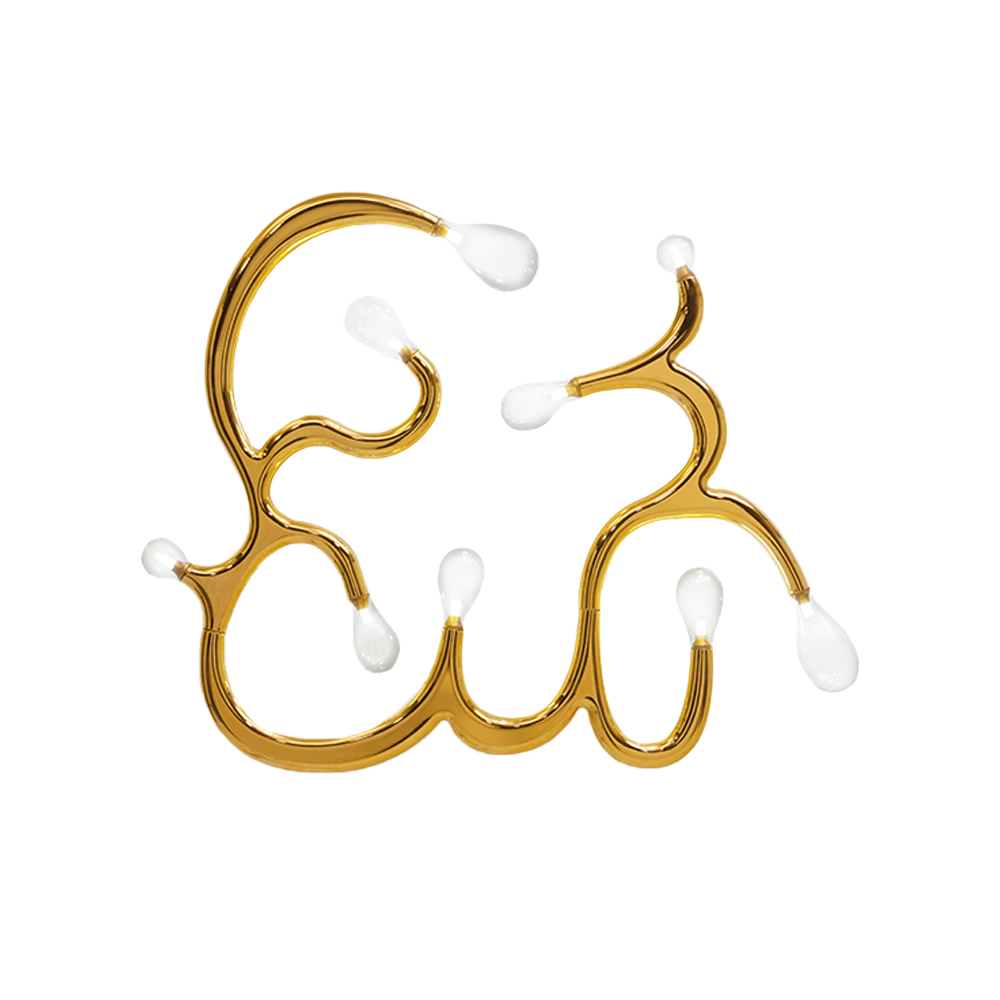 Die neunflammige Wandleuchte mit skulpturalem goldfarbenem Keramikdesign