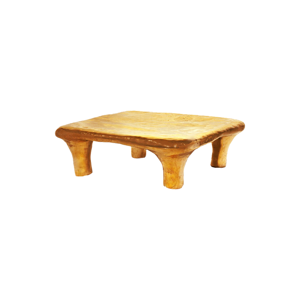 Euphoria Centre Table ist ein quadratischer Tisch aus glänzendem Messing — elegant und auffällig.